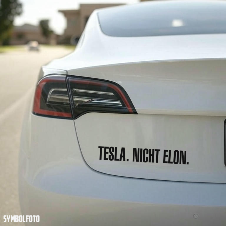 [708-03] Vinyl-Sticker "Tesla. Nicht Elon." Tesla Aufkleber (Weiß)